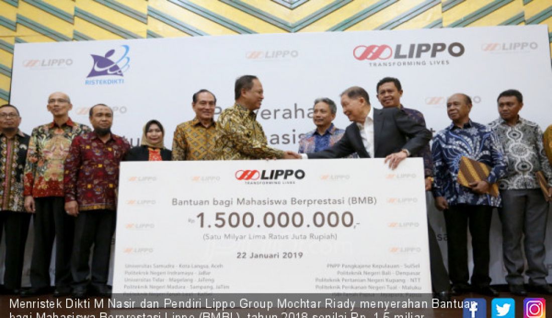 Menristek Dikti M Nasir dan Pendiri Lippo Group Mochtar Riady menyerahan Bantuan bagi Mahasiswa Berprestasi Lippo (BMBL) tahun 2018 senilai Rp. 1,5 miliar kepada 10 PTN, Jakarta, Selasa (22/1). - JPNN.com
