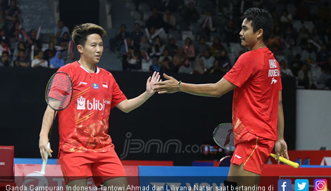 Ganda Campuran Indonesia Tantowi Ahmad dan Liliyana Natsir saat bertanding di Daihatsu Indonesia Master 2019, Jakarta, Selasa (22/1). - JPNN.com