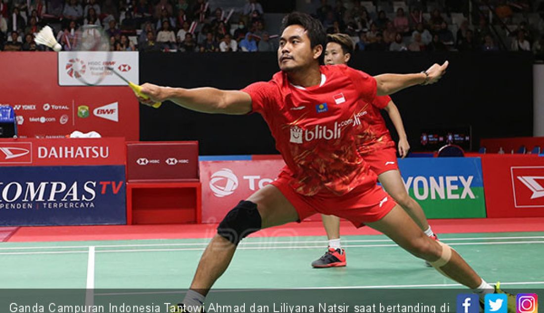 Ganda Campuran Indonesia Tantowi Ahmad dan Liliyana Natsir saat bertanding di Daihatsu Indonesia Master 2019, Jakarta, Selasa (22/1). - JPNN.com