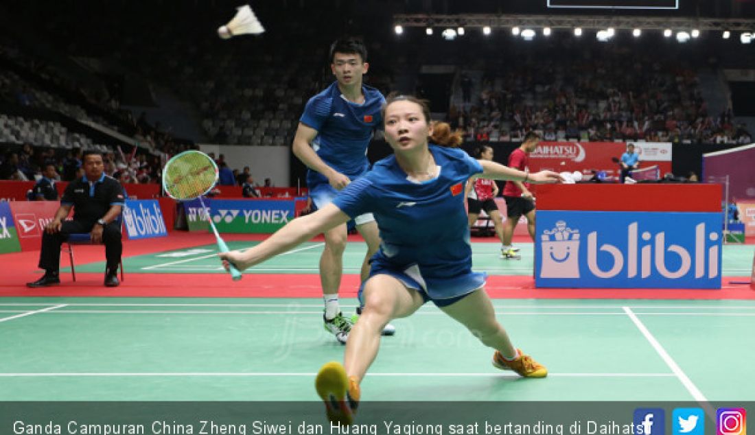 Ganda Campuran China Zheng Siwei dan Huang Yaqiong saat bertanding di Daihatsu Indonesia Master 2019, Jakarta, Selasa (22/1). - JPNN.com