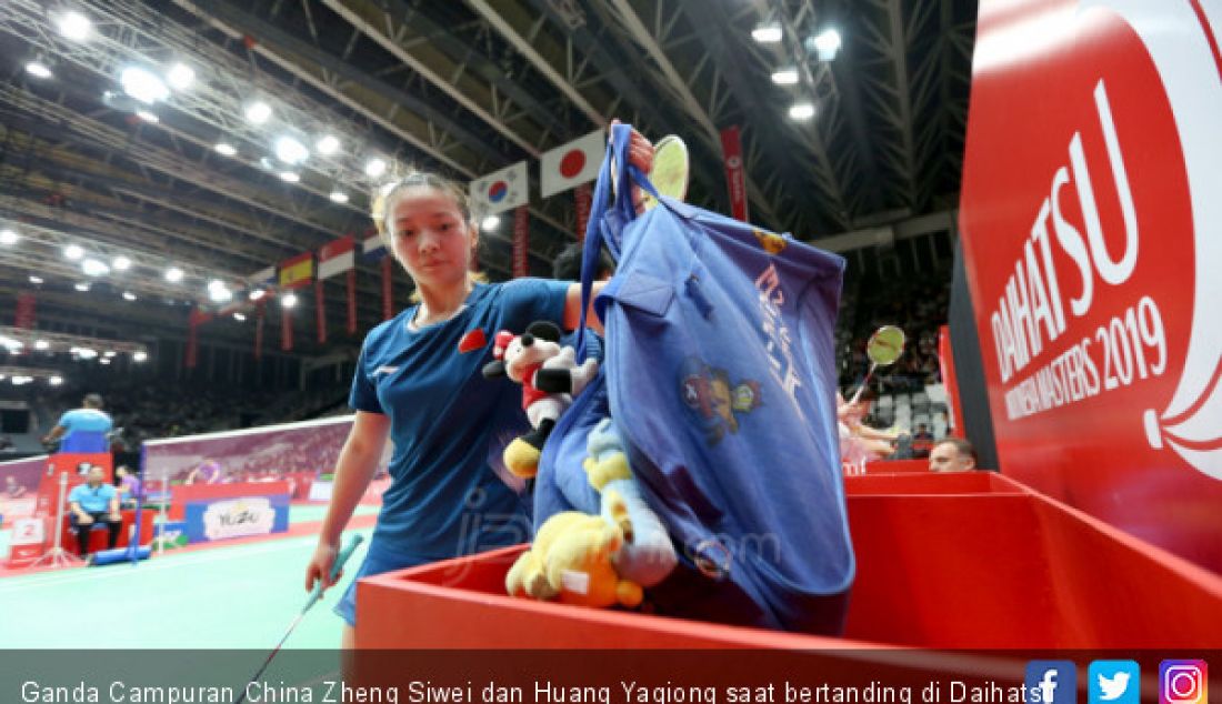 Ganda Campuran China Zheng Siwei dan Huang Yaqiong saat bertanding di Daihatsu Indonesia Master 2019, Jakarta, Selasa (22/1). - JPNN.com