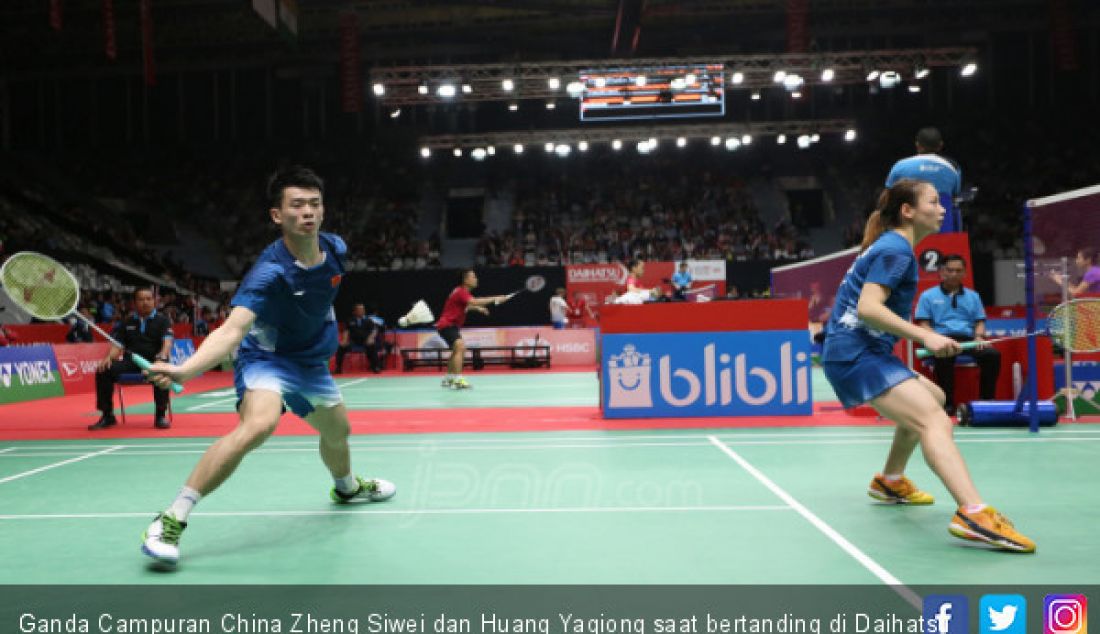 Ganda Campuran China Zheng Siwei dan Huang Yaqiong saat bertanding di Daihatsu Indonesia Master 2019, Jakarta, Selasa (22/1). - JPNN.com