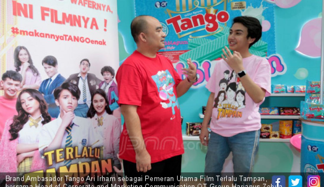 Brand Ambasador Tango Ari Irham sebagai Pemeran Utama Film Terlalu Tampan, bersama Head of Corporate and Marketing Communication OT Group Harianus Zebua saat Press Screening Film Terlalu Tampan, Jakarta, Rabu (23/1). - JPNN.com