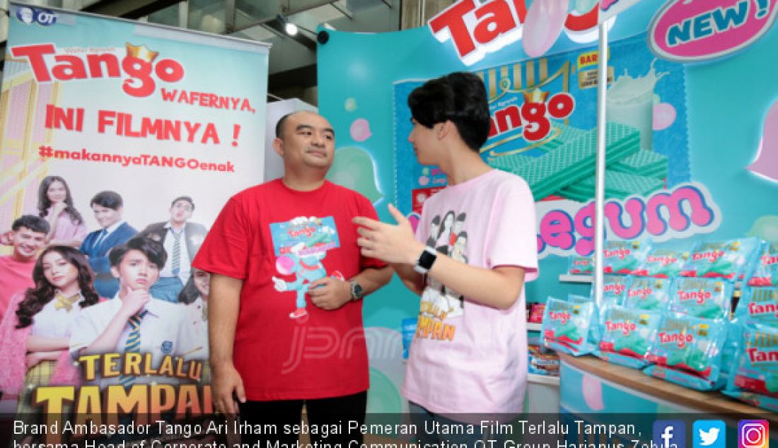 Brand Ambasador Tango Ari Irham sebagai Pemeran Utama Film Terlalu Tampan, bersama Head of Corporate and Marketing Communication OT Group Harianus Zebua saat Press Screening Film Terlalu Tampan, Jakarta, Rabu (23/1). Tango hadir dengan varian rasa kekinian, Bubblegum, yang digemari oleh generasi milenial. - JPNN.com