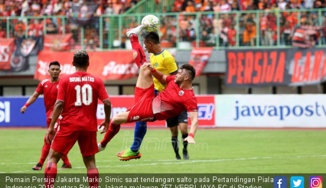 Pemain Persija Jakarta Marko Simic saat tendangan salto pada Pertandingan Piala Indonesia 2018 antara Persija Jakarta melawan 757 KEPRI JAYA FC di Stadion Patriot Candrabhaga, Bekasi, Jawa Barat, Rabu (23/1). - JPNN.com