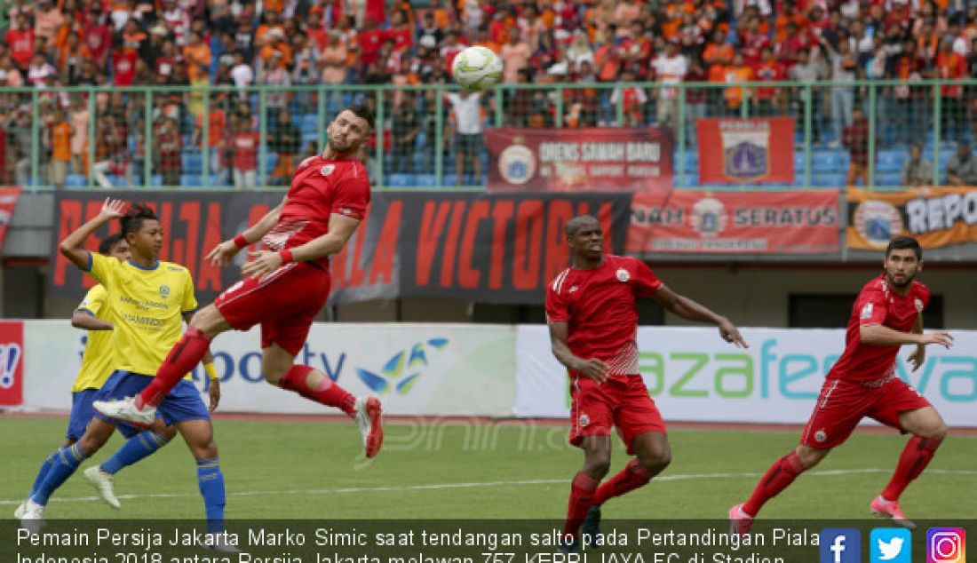 Pemain Persija Jakarta Marko Simic saat tendangan salto pada Pertandingan Piala Indonesia 2018 antara Persija Jakarta melawan 757 KEPRI JAYA FC di Stadion Patriot Candrabhaga, Bekasi, Jawa Barat, Rabu (23/1). Persija Unggul 8-2 atas lawannya. - JPNN.com