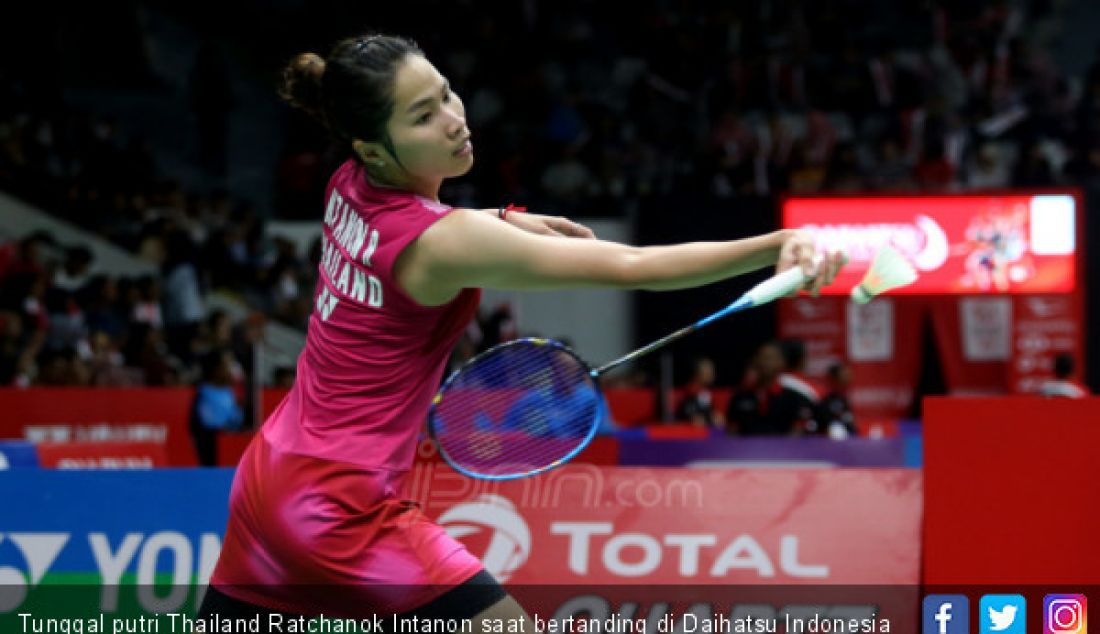 Tunggal putri Thailand Ratchanok Intanon saat bertanding di Daihatsu Indonesia Master 2019, Jakarta, Kamis (24/1). - JPNN.com