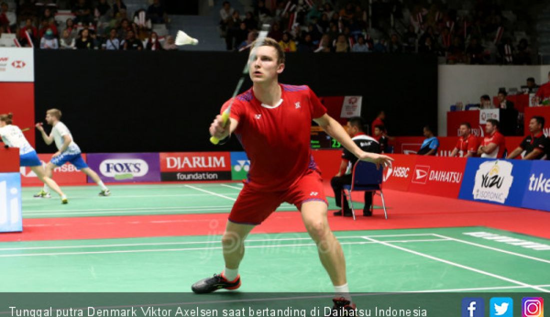 Tunggal putra Denmark Viktor Axelsen saat bertanding di Daihatsu Indonesia Master 2019, Jakarta, Kamis (24/1). - JPNN.com