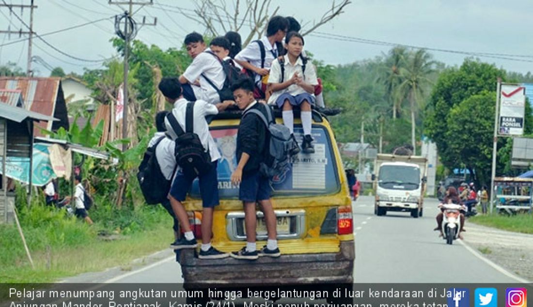 Pelajar menumpang angkutan umum hingga bergelantungan di luar kendaraan di Jalur Anjungan-Mandor, Pontianak, Kamis (24/1). Meski penuh perjuangan, mereka tetap bersemangat untuk bersekolah dan mendapat pendidikan lebih baik. - JPNN.com