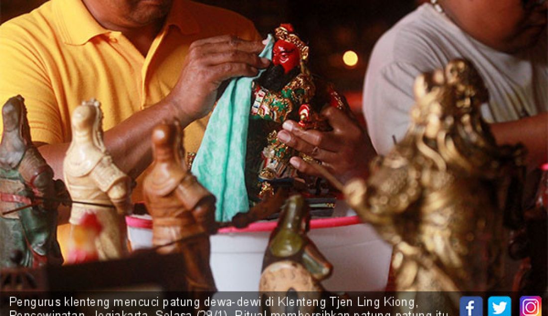 Pengurus klenteng mencuci patung dewa-dewi di Klenteng Tjen Ling Kiong, Poncowinatan, Jogjakarta, Selasa (29/1). Ritual membersihkan patung-patung itu merupakan rutinitas setahun sekali menjelang hari raya imlek. - JPNN.com
