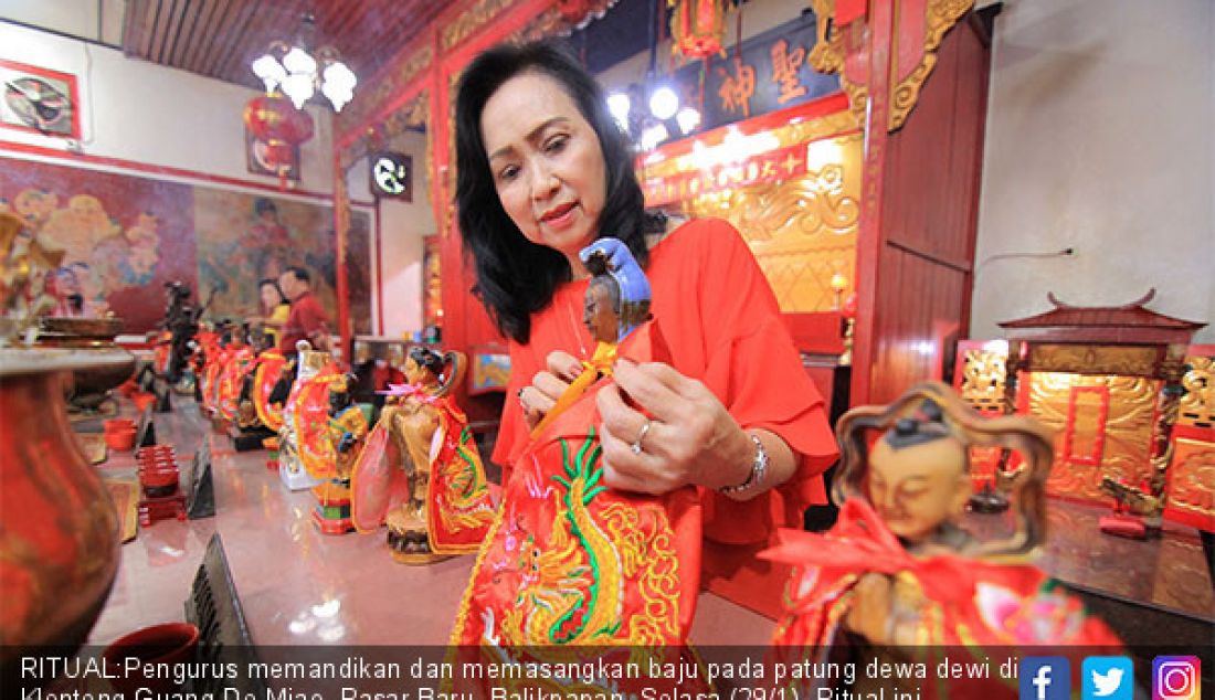 RITUAL:Pengurus memandikan dan memasangkan baju pada patung dewa dewi di Klenteng Guang De Miao, Pasar Baru, Balikpapan, Selasa (29/1). Ritual ini merupakan kegiatan khusus setiap tahunnya menjelang perayaan Imlek. - JPNN.com