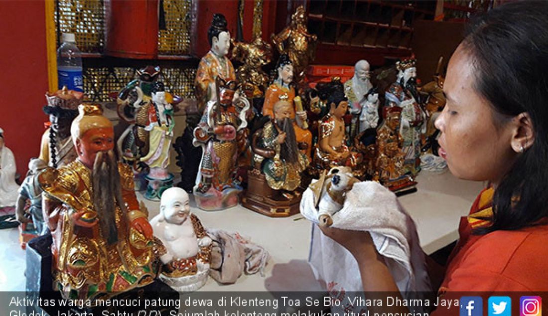 Aktivitas warga mencuci patung dewa di Klenteng Toa Se Bio, Vihara Dharma Jaya, Glodok, Jakarta, Sabtu (2/2). Sejumlah kelenteng melakukan ritual pencucian patung dewa menjelang perayaan tahun baru Imlek 2570. - JPNN.com