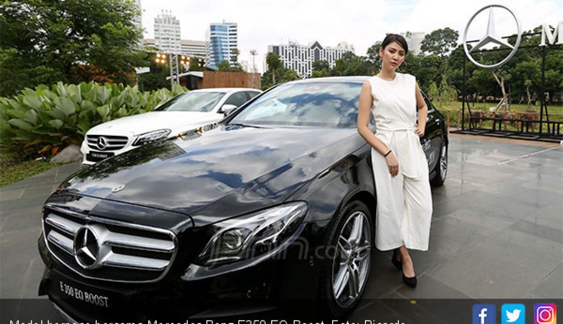 Model berpose bersama Mercedes Benz E350 EQ Boost. - JPNN.com