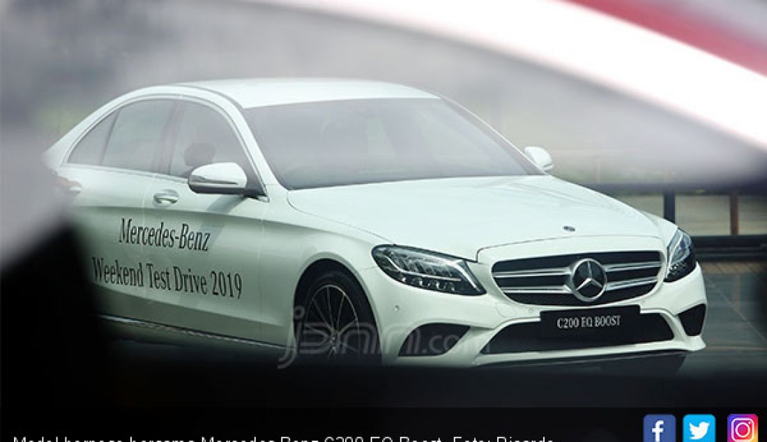 Model berpose bersama Mercedes Benz C200 EQ Boost. - JPNN.com
