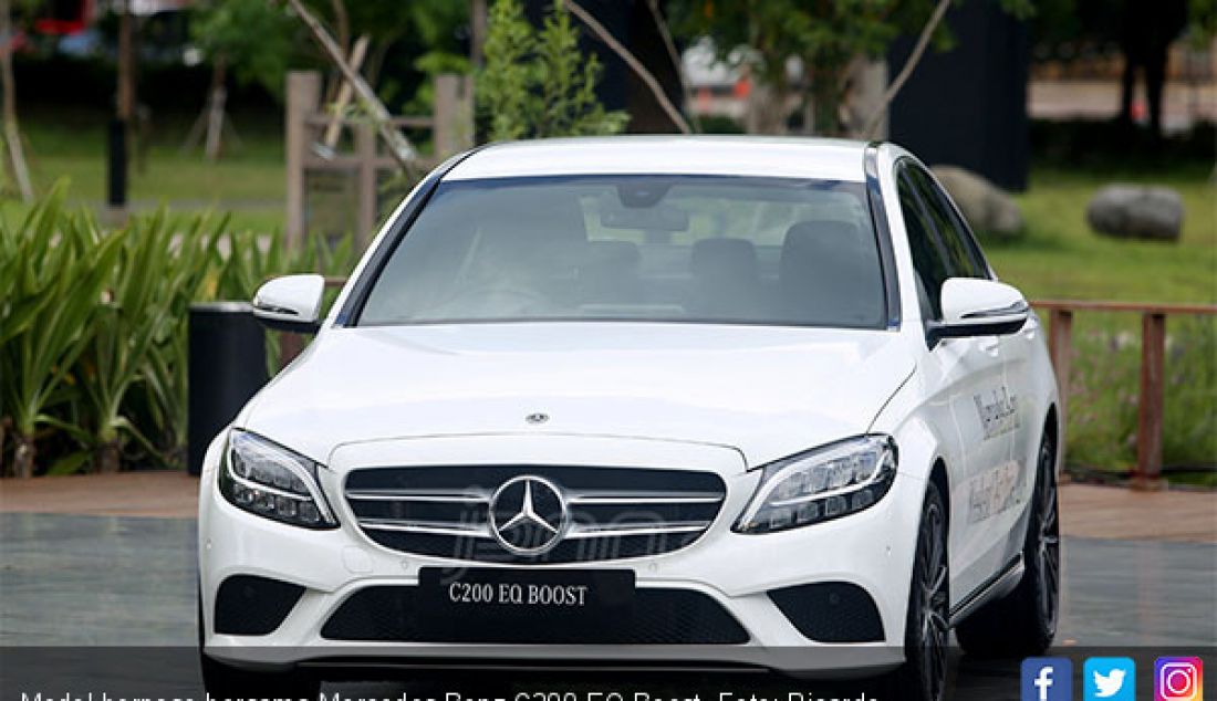 Model berpose bersama Mercedes Benz C200 EQ Boost. - JPNN.com