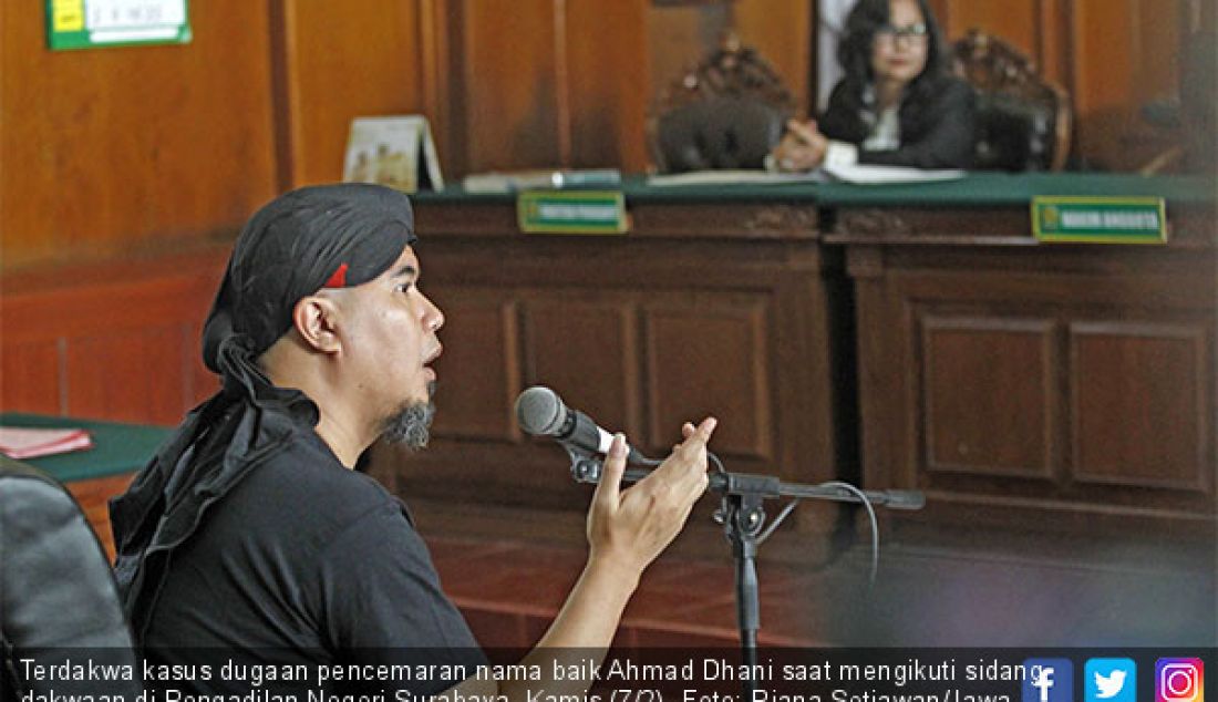 Terdakwa kasus dugaan pencemaran nama baik Ahmad Dhani saat mengikuti sidang dakwaan di Pengadilan Negeri Surabaya, Kamis (7/2). - JPNN.com