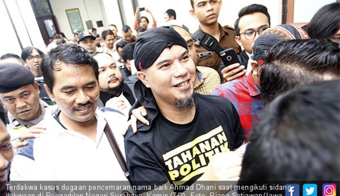 Terdakwa kasus dugaan pencemaran nama baik Ahmad Dhani saat mengikuti sidang dakwaan di Pengadilan Negeri Surabaya, Kamis (7/2). - JPNN.com