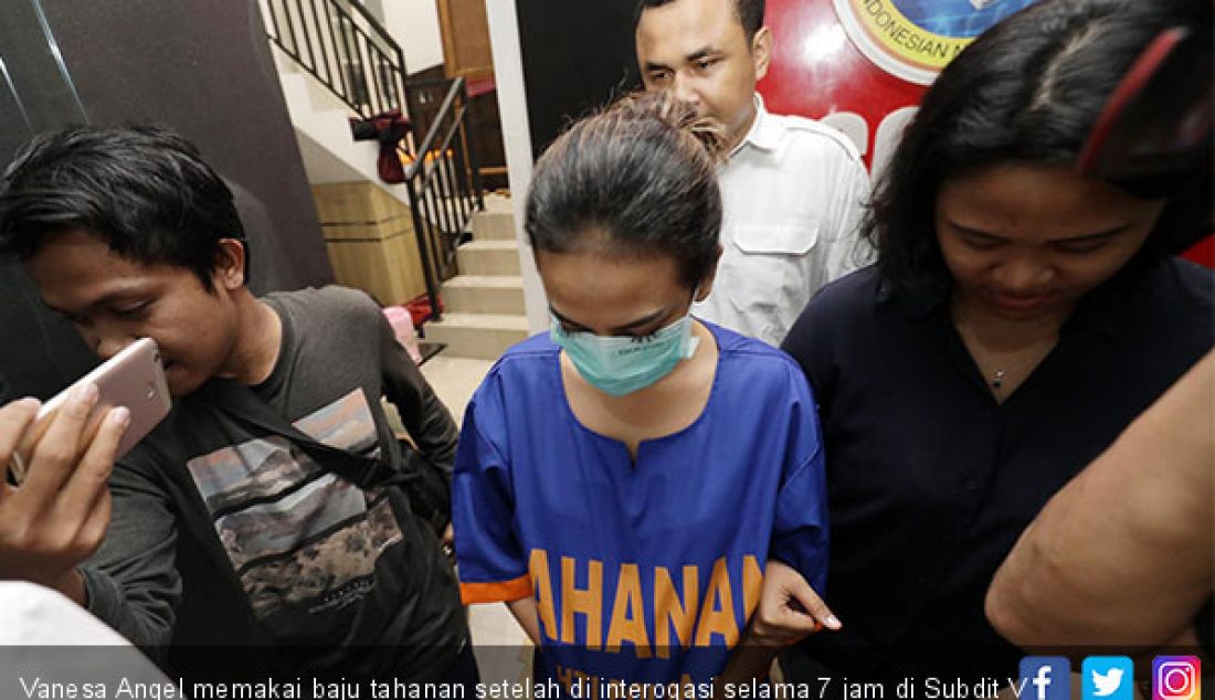 Vanesa Angel memakai baju tahanan setelah di interogasi selama 7 jam di Subdit V Siber Polda Jatim Surabaya, Kamis (8/2). - JPNN.com