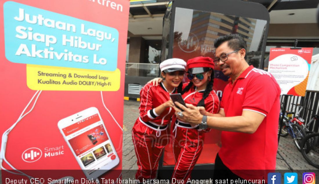 Deputy CEO Smartfren Djoko Tata Ibrahim bersama Duo Anggrek saat peluncuran aplikasi SmartMusic, Jakarta, Minggu (10/2). - JPNN.com