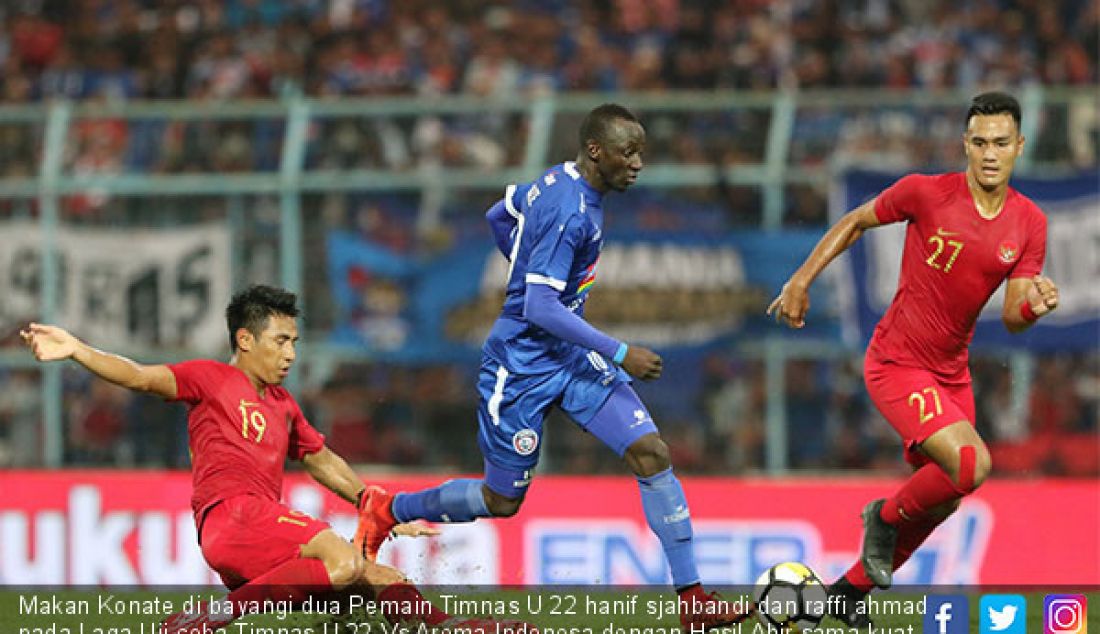 Makan Konate di bayangi dua Pemain Timnas U 22 hanif sjahbandi dan raffi ahmad pada Laga Uji coba Timnas U 22 Vs Arema Indonesa dengan Hasil Ahir sama kuat (1-1) di stadion kanjuruhan Malang, Minggu (10/2). - JPNN.com