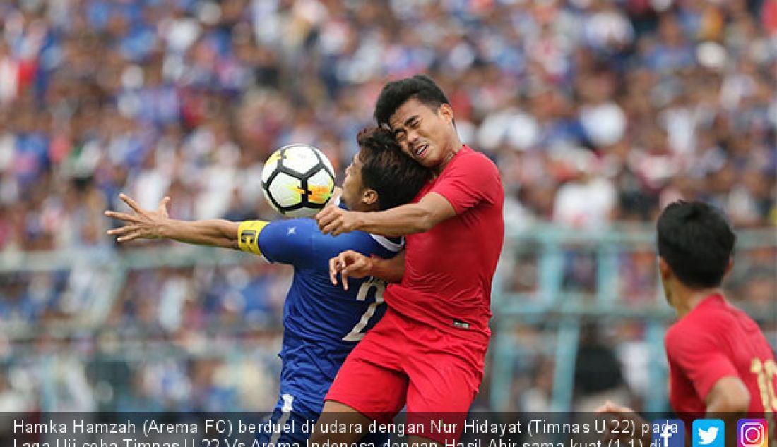 Hamka Hamzah (Arema FC) berduel di udara dengan Nur Hidayat (Timnas U 22) pada Laga Uji coba Timnas U 22 Vs Arema Indonesa dengan Hasil Ahir sama kuat (1-1) di stadion kanjuruhan Malang, Minggu (10/2). - JPNN.com