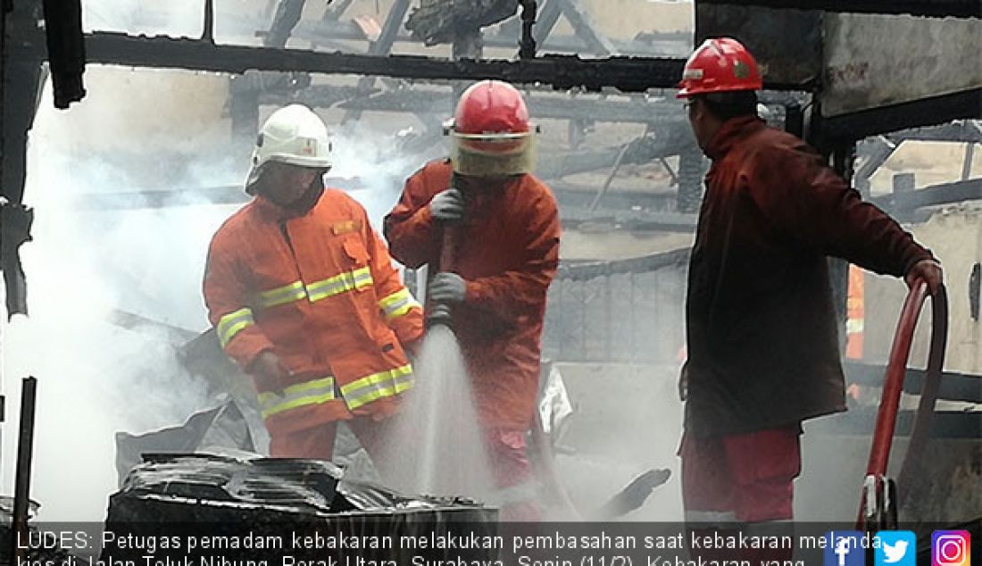 LUDES: Petugas pemadam kebakaran melakukan pembasahan saat kebakaran melanda kios di Jalan Teluk Nibung, Perak Utara, Surabaya, Senin (11/2). Kebakaran yang menghanguskan 28 kios tersebut diduga akibat arus pendek listrik. - JPNN.com