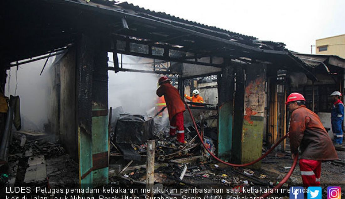 LUDES: Petugas pemadam kebakaran melakukan pembasahan saat kebakaran melanda kios di Jalan Teluk Nibung, Perak Utara, Surabaya, Senin (11/2). Kebakaran yang menghanguskan 28 kios tersebut diduga akibat arus pendek listrik. - JPNN.com