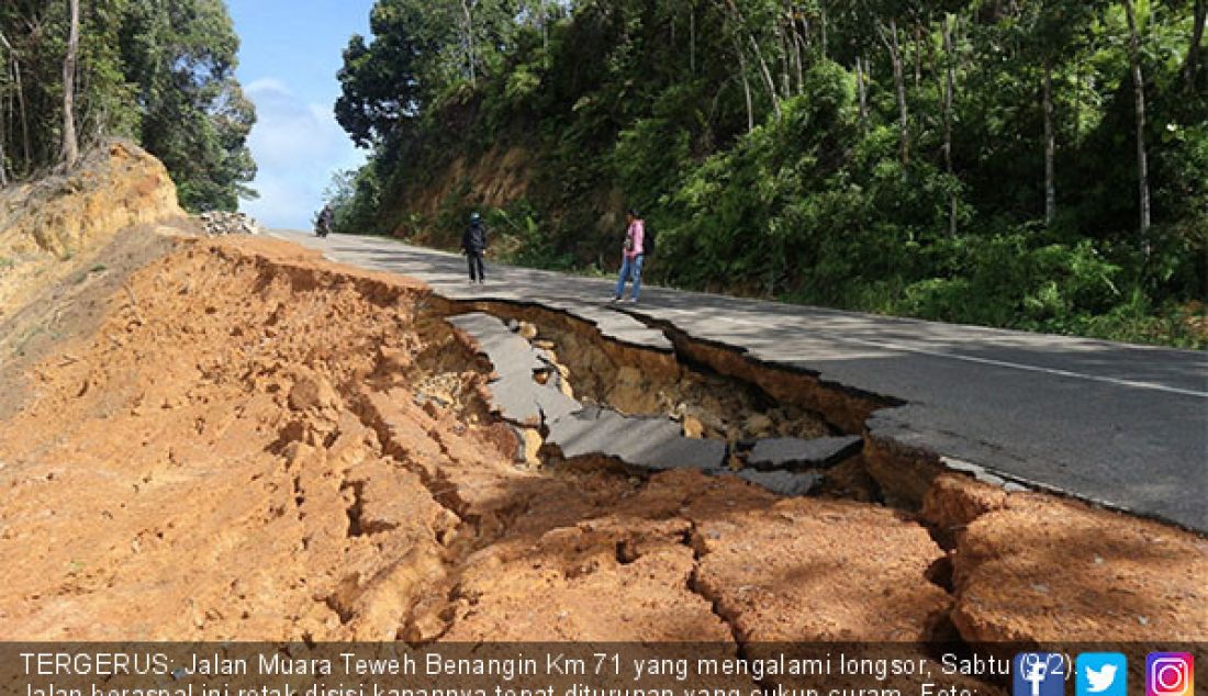 TERGERUS: Jalan Muara Teweh Benangin Km 71 yang mengalami longsor, Sabtu (9/2). Jalan beraspal ini retak disisi kanannya tepat diturunan yang cukup curam. - JPNN.com