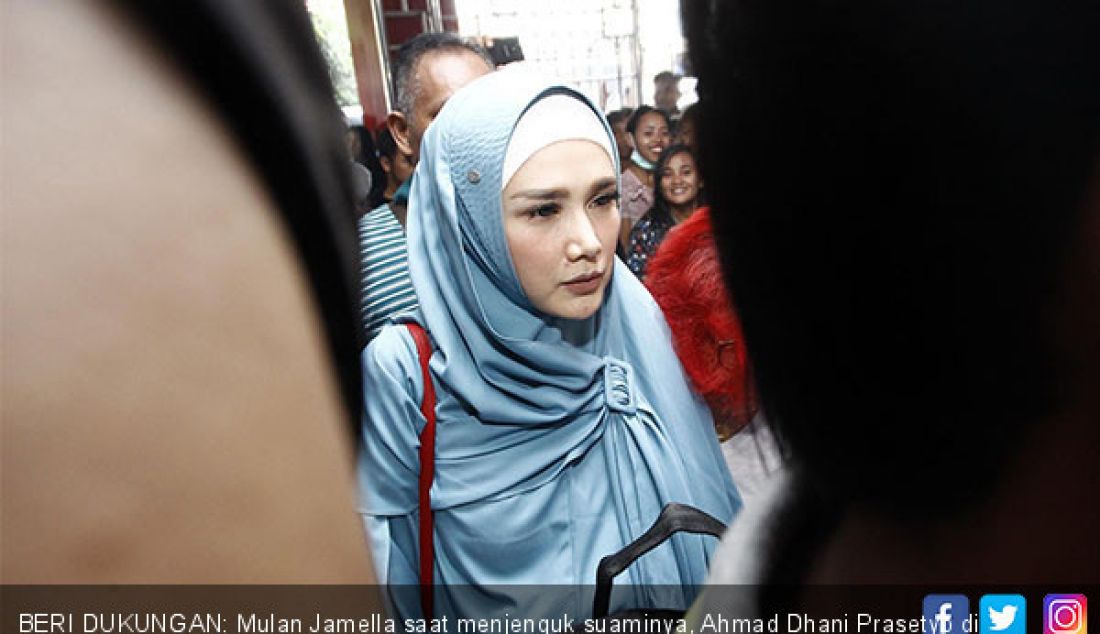 BERI DUKUNGAN: Mulan Jamella saat menjenguk suaminya, Ahmad Dhani Prasetyo di Rutan Medaeng Surabaya, Senin (11/2). - JPNN.com
