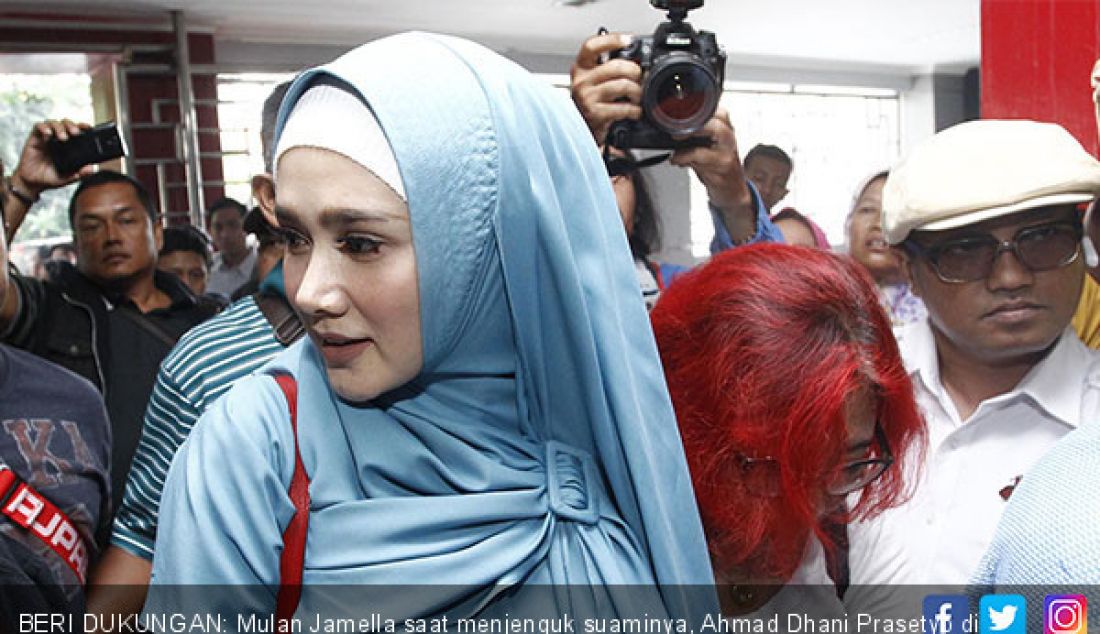BERI DUKUNGAN: Mulan Jamella saat menjenguk suaminya, Ahmad Dhani Prasetyo di Rutan Medaeng Surabaya, Senin (11/2). - JPNN.com
