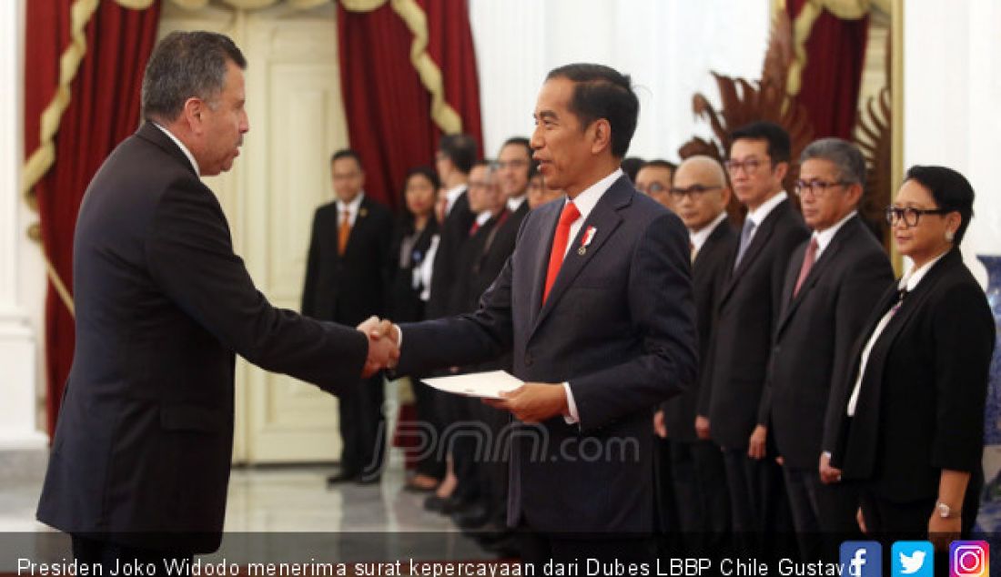 Presiden Joko Widodo menerima surat kepercayaan dari Dubes LBBP Chile Gustavo Ayares Ossandon di Istana Merdeka, Jakarta, Rabu (13/2). - JPNN.com