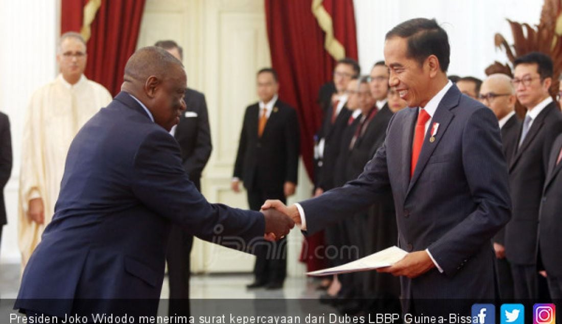 Presiden Joko Widodo menerima surat kepercayaan dari Dubes LBBP Guinea-Bissau Carlos Antonio Moreno di Istana Merdeka, Jakarta, Rabu (13/2). - JPNN.com