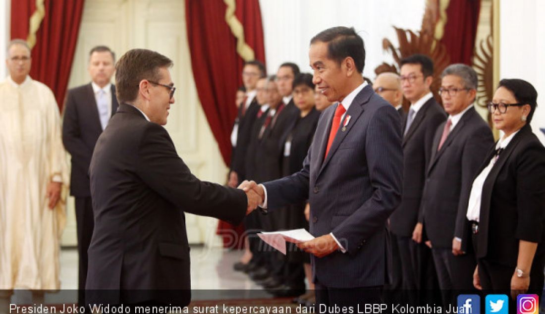 Presiden Joko Widodo menerima surat kepercayaan dari Dubes LBBP Kolombia Juan Camilo Valencia Gonzalez di Istana Merdeka, Jakarta, Rabu (13/2). - JPNN.com