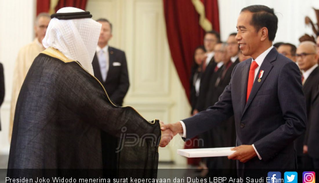 Presiden Joko Widodo menerima surat kepercayaan dari Dubes LBBP Arab Saudi Esam A. Abid Althagafi di Istana Merdeka, Jakarta, Rabu (13/2). - JPNN.com