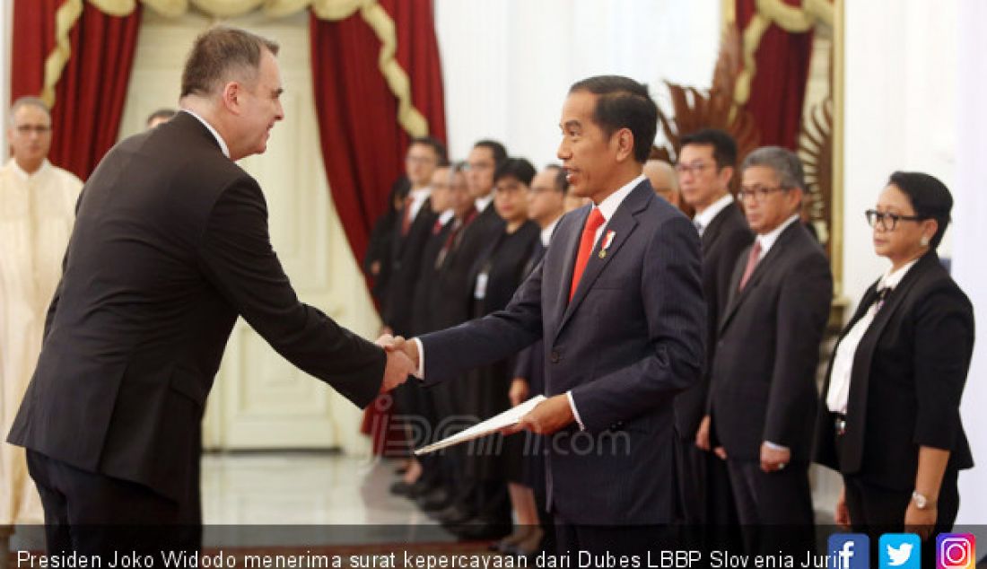 Presiden Joko Widodo menerima surat kepercayaan dari Dubes LBBP Slovenia Jurij Rifeij di Istana Merdeka, Jakarta, Rabu (13/2). - JPNN.com