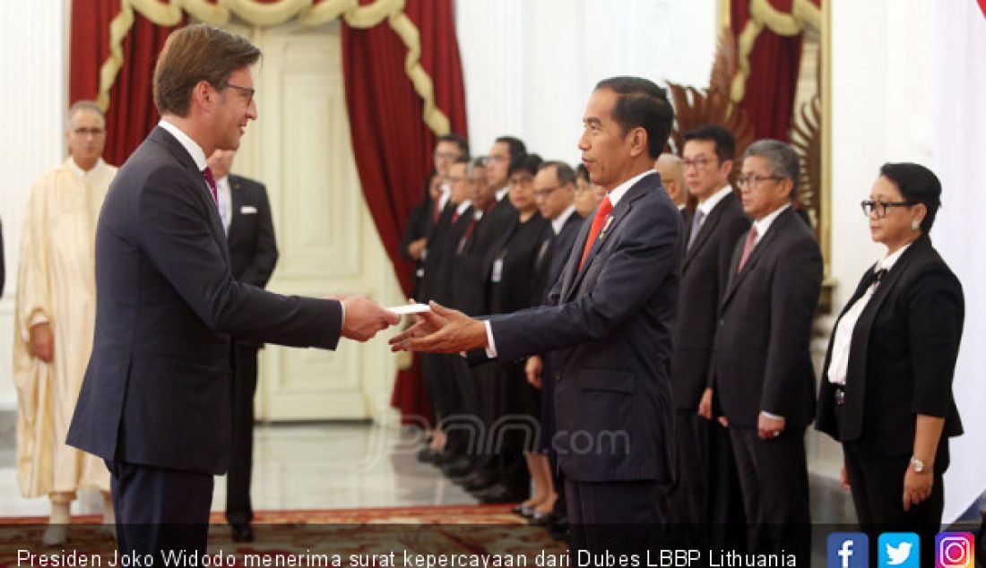 Presiden Joko Widodo menerima surat kepercayaan dari Dubes LBBP Lithuania Gediminas Varvuolis di Istana Merdeka, Jakarta, Rabu (13/2). - JPNN.com