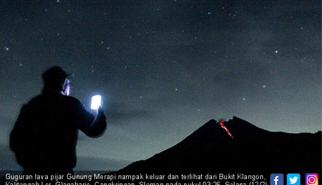 Guguran lava pijar Gunung Merapi nampak keluar dan terlihat dari Bukit Klangon, Kalitengah Lor, Glagaharjo, Cangkringan, Sleman pada pukul 03:26, Selasa (12/2). - JPNN.com