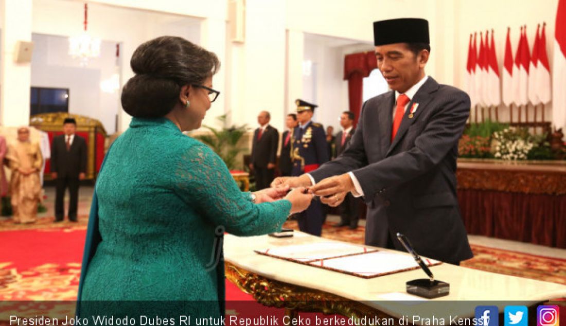 Presiden Joko Widodo Dubes RI untuk Republik Ceko berkedudukan di Praha Kenssy Dwi Ekaningsih di Istana Negara, Jakarta, Rabu (13/2). - JPNN.com