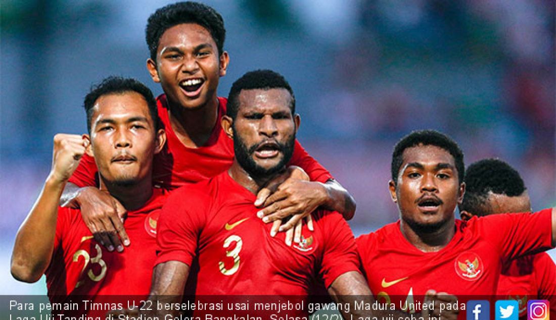 Para pemain Timnas U-22 berselebrasi usai menjebol gawang Madura United pada Laga Uji Tanding di Stadion Gelora Bangkalan, Selasa (12/2). Laga uji coba ini berakhir dengan skor 1-1. - JPNN.com