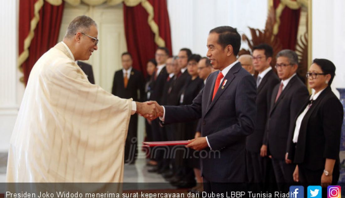 Presiden Joko Widodo menerima surat kepercayaan dari Dubes LBBP Tunisia Riadh Dridi di Istana Merdeka, Jakarta, Rabu (13/2). - JPNN.com