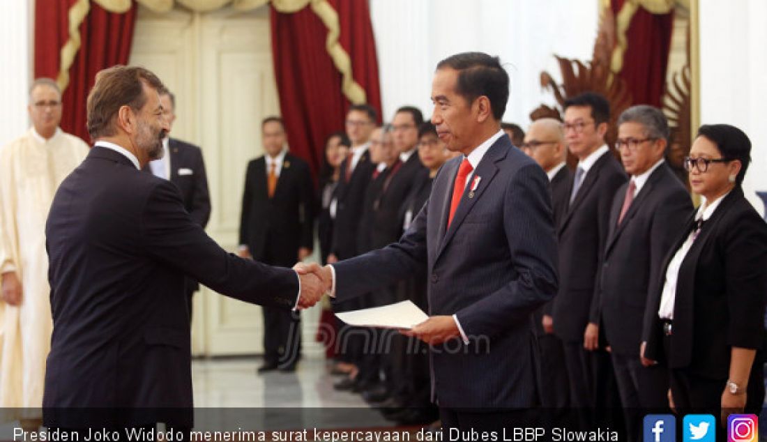 Presiden Joko Widodo menerima surat kepercayaan dari Dubes LBBP Slowakia Jarovlas Chlebo di Istana Merdeka, Jakarta, Rabu (13/2). - JPNN.com