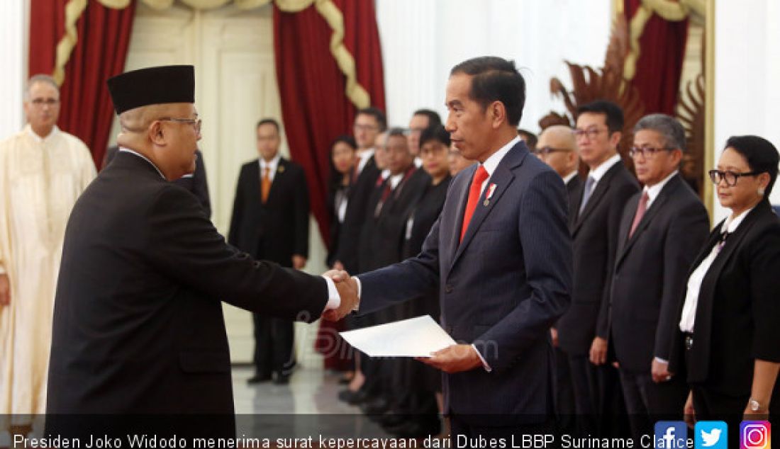Presiden Joko Widodo menerima surat kepercayaan dari Dubes LBBP Suriname Clarice Toatie Abas-Martotaroeno di Istana Merdeka, Jakarta, Rabu (13/2). - JPNN.com