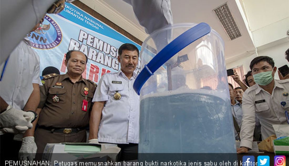 PEMUSNAHAN: Petugas memusnahkan barang bukti narkotika jenis sabu oleh di kantor BNNP Kalteng, Rabu (13/2). - JPNN.com