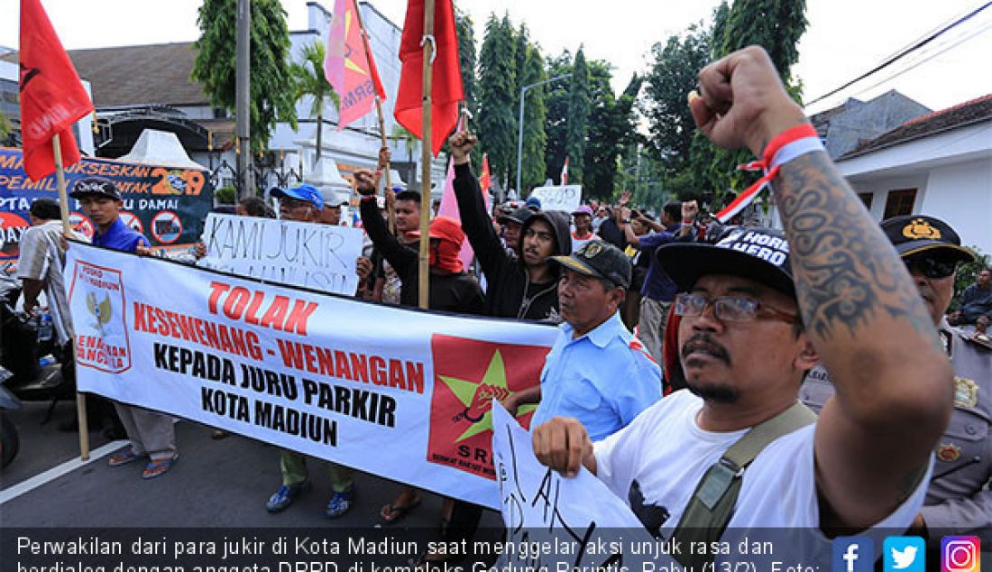 Perwakilan dari para jukir di Kota Madiun saat menggelar aksi unjuk rasa dan berdialog dengan anggota DPRD di kompleks Gedung Perintis, Rabu (13/2). - JPNN.com