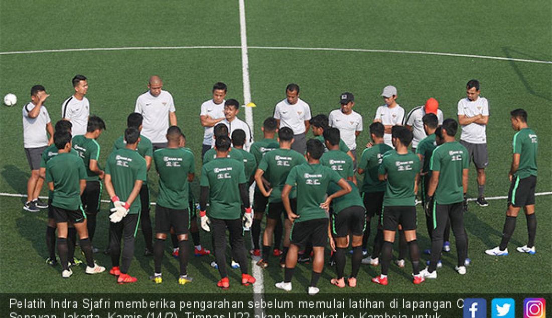 Pelatih Indra Sjafri memberika pengarahan sebelum memulai latihan di lapangan C Senayan Jakarta, Kamis (14/2). Timnas U22 akan berangkat ke Kamboja untuk mengikuti Piala AFF U22. - JPNN.com