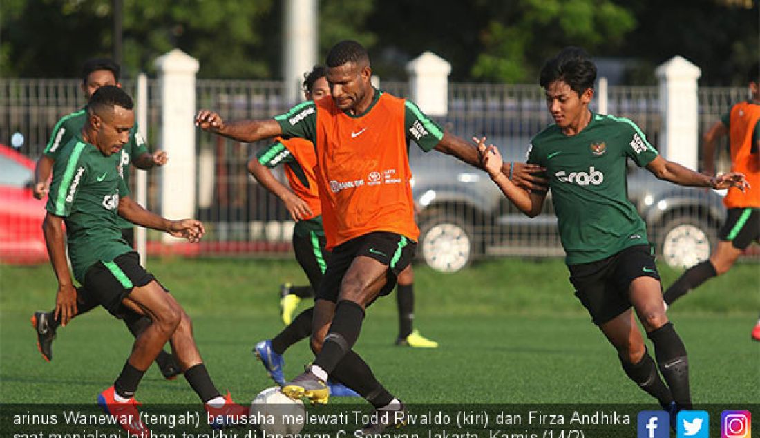 arinus Wanewar (tengah) berusaha melewati Todd Rivaldo (kiri) dan Firza Andhika saat menjalani latihan terakhir di lapangan C Senayan Jakarta, Kamis (14/2). Timnas U22 akan berangkat ke Kamboja untuk mengikuti Piala AFF U22. - JPNN.com