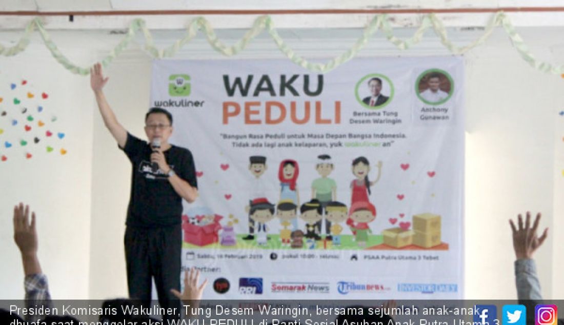Presiden Komisaris Wakuliner, Tung Desem Waringin, bersama sejumlah anak-anak dhuafa saat menggelar aksi WAKU-PEDULI di Panti Sosial Asuhan Anak Putra Utama 3 Tebet, Jakarta, Sabtu (16/2). - JPNN.com