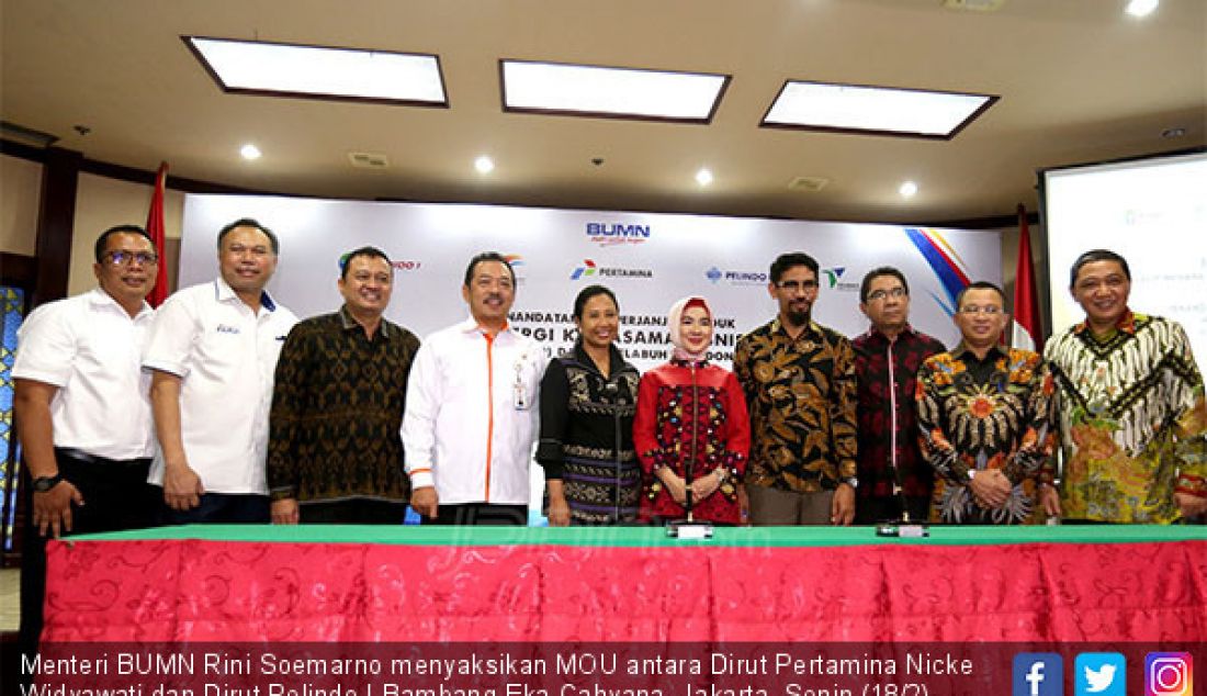 Menteri BUMN Rini Soemarno menyaksikan MOU antara Dirut Pertamina Nicke Widyawati dan Dirut Pelindo I Bambang Eka Cahyana, Jakarta, Senin (18/2). Pertamina dan Pelindo I, II, III IV menandatangani perjanjian induk sinergi. - JPNN.com