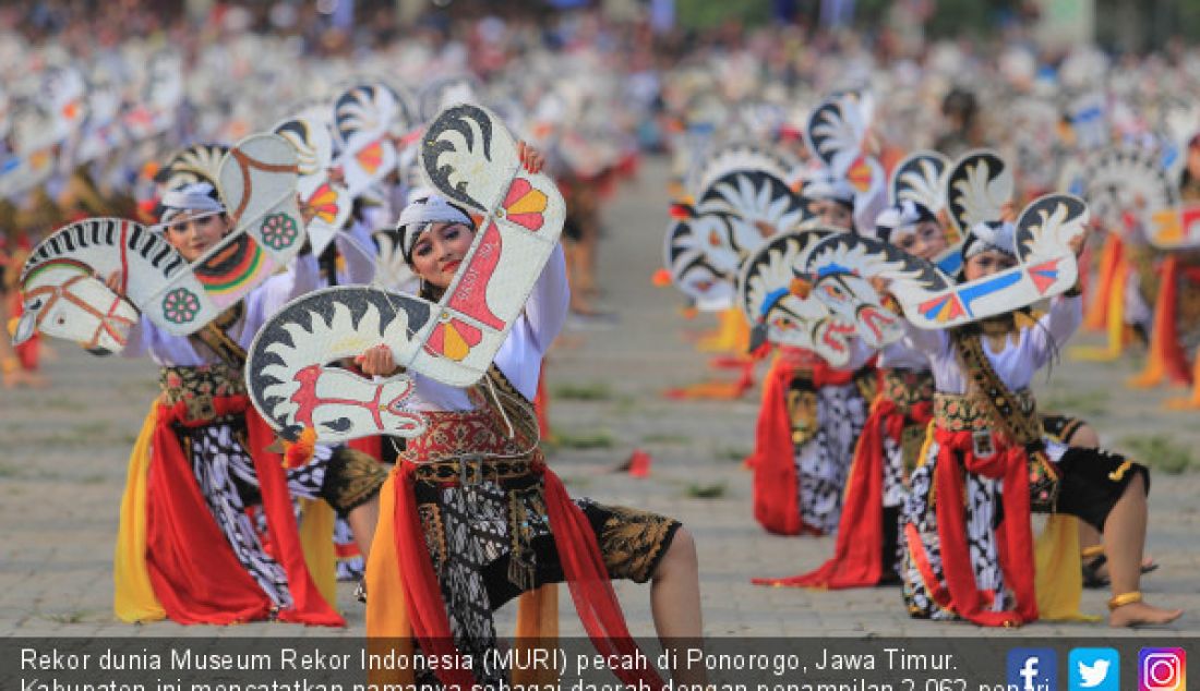 Rekor dunia Museum Rekor Indonesia (MURI) pecah di Ponorogo, Jawa Timur. Kabupaten ini mencatatkan namanya sebagai daerah dengan penampilan 2.062 penari jathil di alun-alun, Minggu (18/2). - JPNN.com