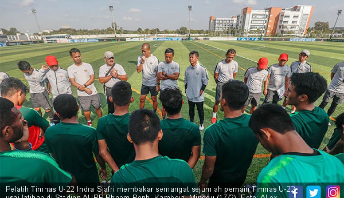 Pelatih Timnas U-22 Indra Sjafri membakar semangat sejumlah pemain Timnas U-22 usai latihan di Stadion AUPP Phnom Penh, Kamboja, Minggu (17/2). - JPNN.com